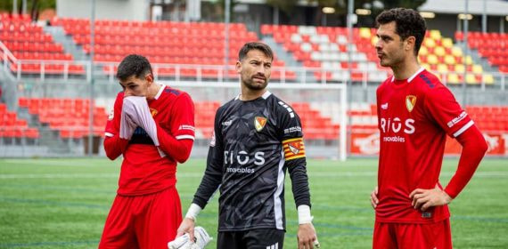 Jugadores del Terrassa tras caer derrotados ante el Ibiza.