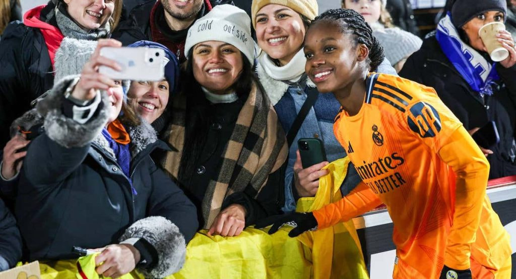 Linda Caicedo posa con los fans tras el partido de la Champions ante el Celtic.