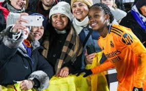 Linda Caicedo posa con los fans tras el partido de la Champions ante el Celtic.