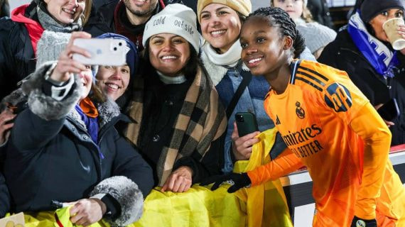 Linda Caicedo posa con los fans tras el partido de la Champions ante el Celtic.