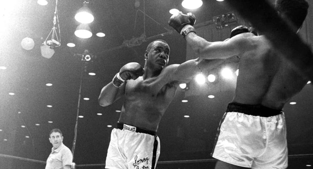 Sonny Liston lanza un golpe a Muhammad Ali (Cassius Clay en ese momento) durante su primer combate, que se disputó en febrero de 1964 en Miami.