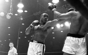 Sonny Liston lanza un golpe a Muhammad Ali (Cassius Clay en ese momento) durante su primer combate, que se disputó en febrero de 1964 en Miami.