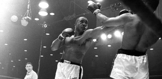 Sonny Liston lanza un golpe a Muhammad Ali (Cassius Clay en ese momento) durante su primer combate, que se disputó en febrero de 1964 en Miami.