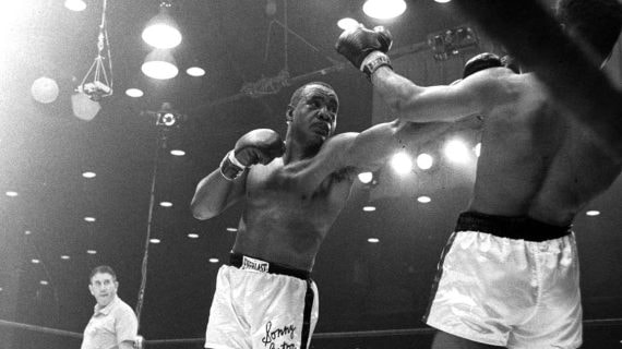 Sonny Liston lanza un golpe a Muhammad Ali (Cassius Clay en ese momento) durante su primer combate, que se disputó en febrero de 1964 en Miami.