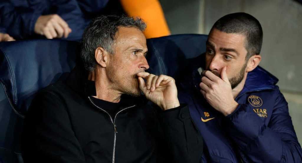 Luis Enrique charla con Rafel Pol durante un partido del PSG.