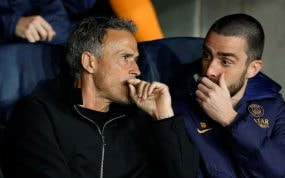 Luis Enrique charla con Rafel Pol durante un partido del PSG.