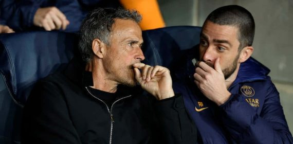 Luis Enrique charla con Rafel Pol durante un partido del PSG.