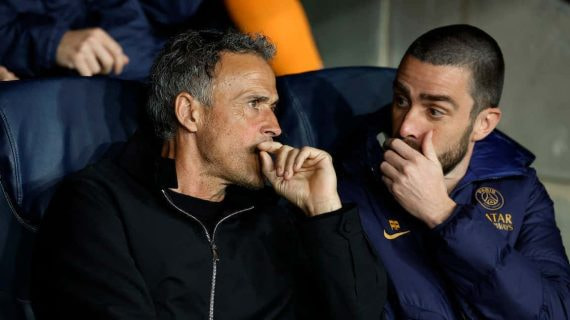 Luis Enrique charla con Rafel Pol durante un partido del PSG.