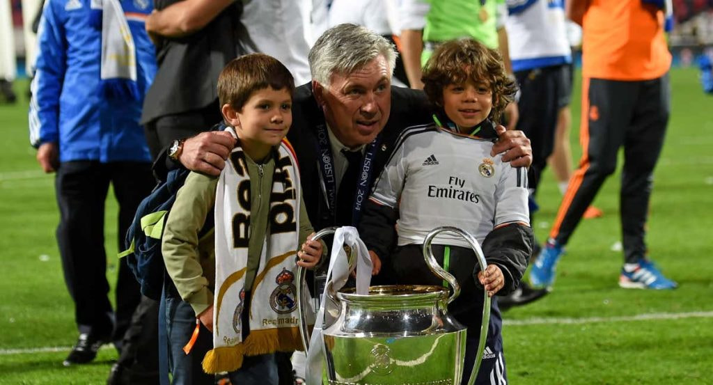 Ancelotti posa junto al hijo de Xabi Alonso (izquierda) y al de Marcelo (derecha).