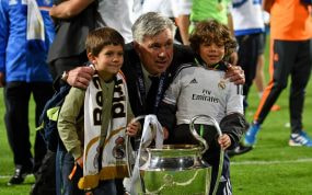 Ancelotti posa junto al hijo de Xabi Alonso (izquierda) y al de Marcelo (derecha).