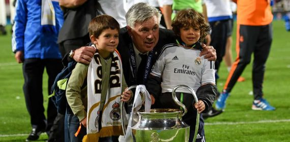 Ancelotti posa junto al hijo de Xabi Alonso (izquierda) y al de Marcelo (derecha).
