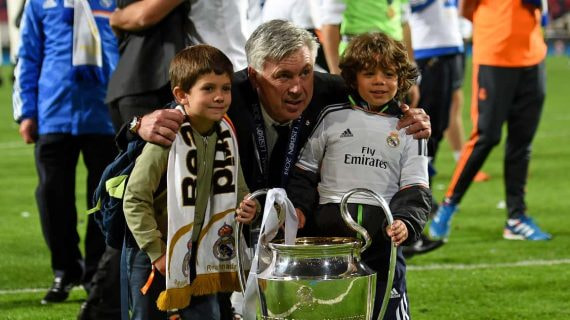 Ancelotti posa junto al hijo de Xabi Alonso (izquierda) y al de Marcelo (derecha).