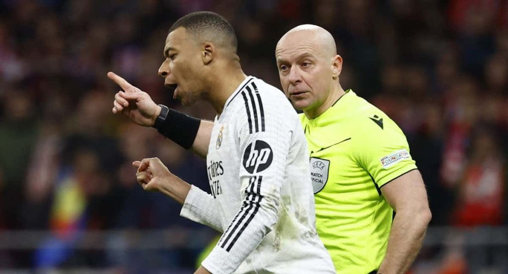 Marciniak discute con Mbappé.