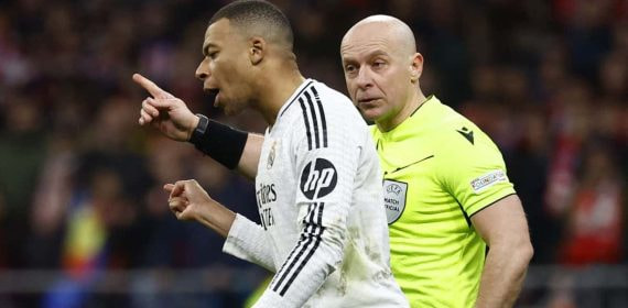 Marciniak discute con Mbappé.