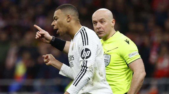 Marciniak discute con Mbappé.