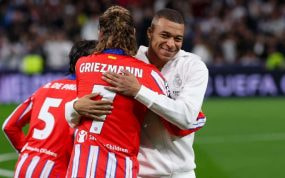 Griezmann y Mbappé se saludan antes de un derbi.
