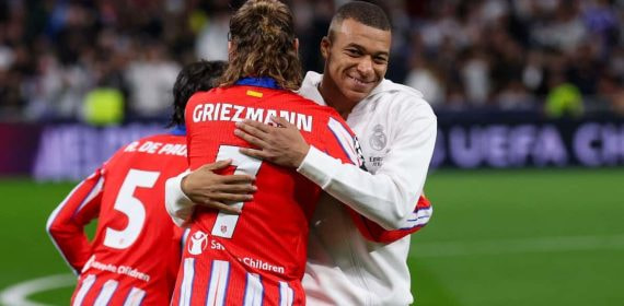 Griezmann y Mbappé se saludan antes de un derbi.