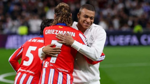 Griezmann y Mbappé se saludan antes de un derbi.