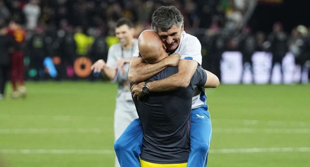 Dmitrovic y Mendilibar se funden en un abrazo.