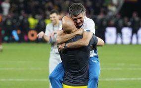 Dmitrovic y Mendilibar se funden en un abrazo.