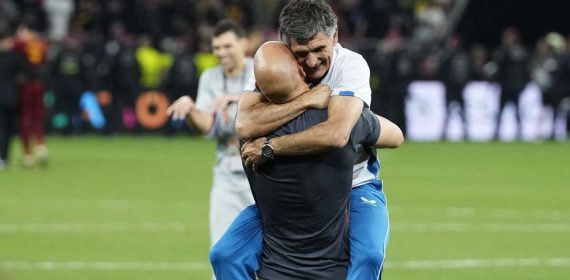 Dmitrovic y Mendilibar se funden en un abrazo.