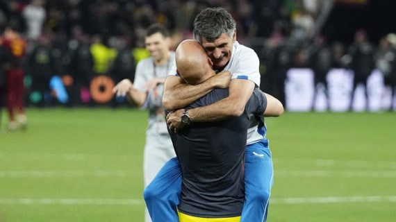 Dmitrovic y Mendilibar se funden en un abrazo.