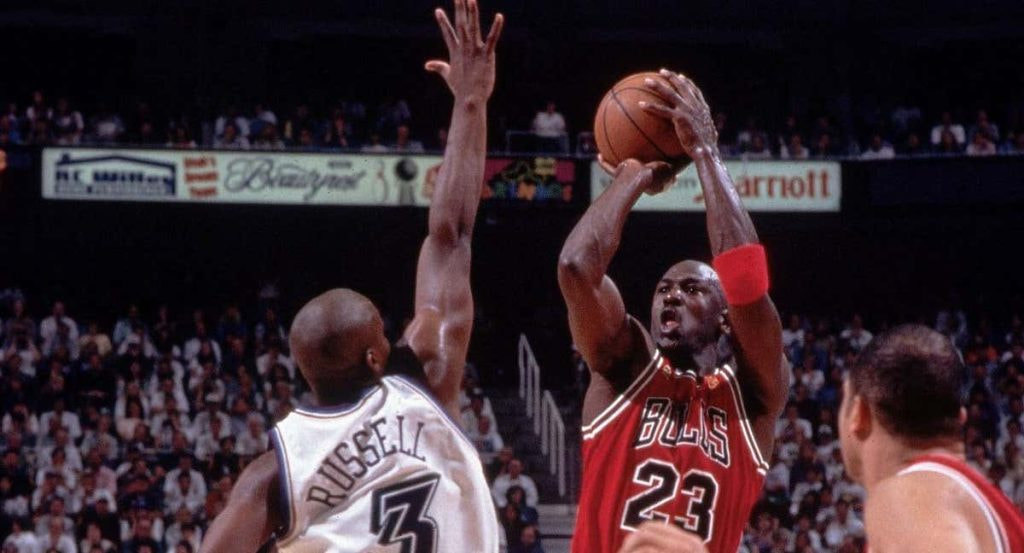 Michael Jordan anota ante Bryon Russell la canasta que dio el sexto anillo a los Bulls.