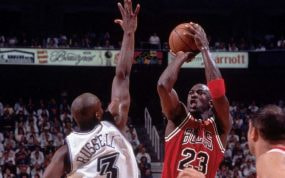 Michael Jordan anota ante Bryon Russell la canasta que dio el sexto anillo a los Bulls.