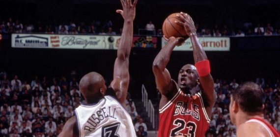 Michael Jordan anota ante Bryon Russell la canasta que dio el sexto anillo a los Bulls.