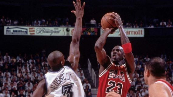 Michael Jordan anota ante Bryon Russell la canasta que dio el sexto anillo a los Bulls.