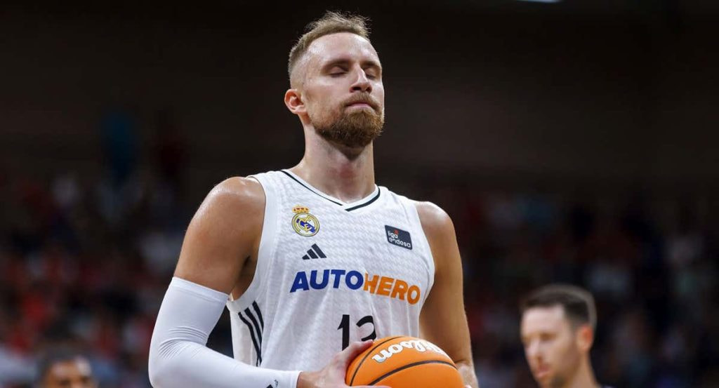 Dzanan Musa se prepara para lanzar un tiro libre esta temporada.