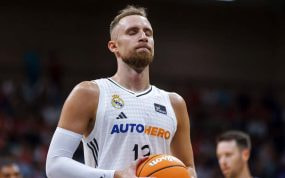 Dzanan Musa se prepara para lanzar un tiro libre esta temporada.