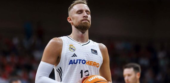 Dzanan Musa se prepara para lanzar un tiro libre esta temporada.