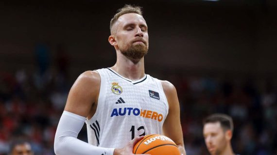 Dzanan Musa se prepara para lanzar un tiro libre esta temporada.