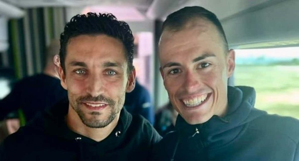 Jesús Navas, junto a Enric Mas, cuando visitó el autobús del Movistar Team.