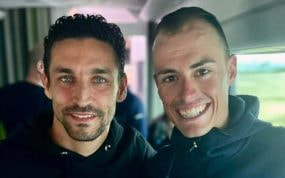 Jesús Navas, junto a Enric Mas, cuando visitó el autobús del Movistar Team.