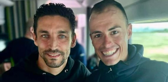 Jesús Navas, junto a Enric Mas, cuando visitó el autobús del Movistar Team.