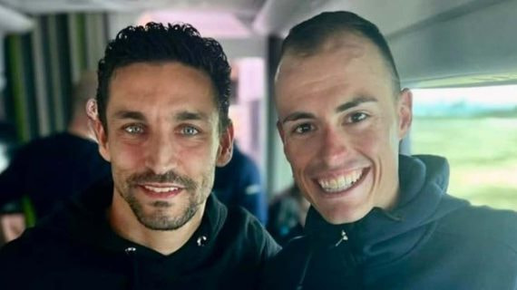Jesús Navas, junto a Enric Mas, cuando visitó el autobús del Movistar Team.
