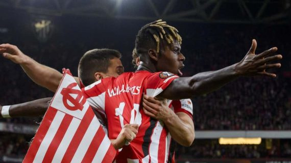 Nico Williams celebra el gol que igualó la eliminatoria justo antes del descanso.