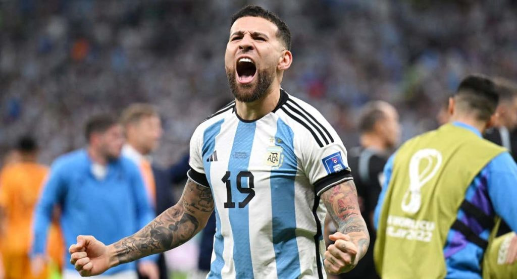Nicolás Otamendi, con la selección argentina, jugando uno de los encuentros del Mundial de Qatar.
