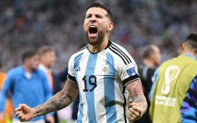 Nicolás Otamendi, con la selección argentina, jugando uno de los encuentros del Mundial de Qatar.
