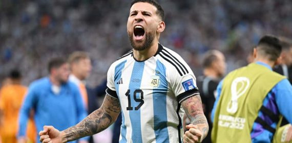 Nicolás Otamendi, con la selección argentina, jugando uno de los encuentros del Mundial de Qatar.