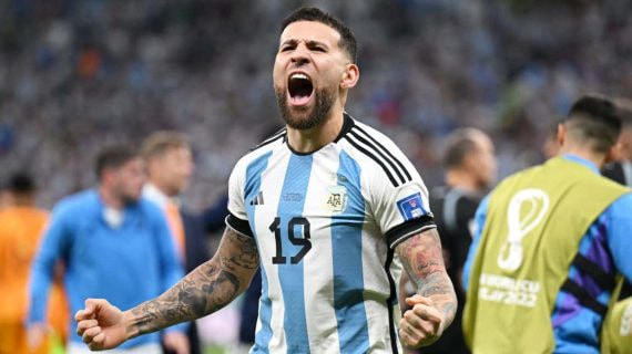 Nicolás Otamendi, con la selección argentina, jugando uno de los encuentros del Mundial de Qatar.