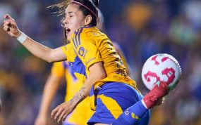 Ovalle, jugadora del Tigres, en el momento en el que remata el balón en su golazo ante el Chivas en la Liga mexicana.