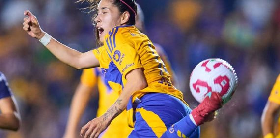 Ovalle, jugadora del Tigres, en el momento en el que remata el balón en su golazo ante el Chivas en la Liga mexicana.