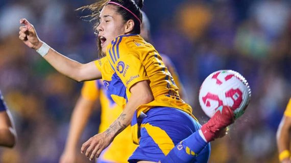 Ovalle, jugadora del Tigres, en el momento en el que remata el balón en su golazo ante el Chivas en la Liga mexicana.