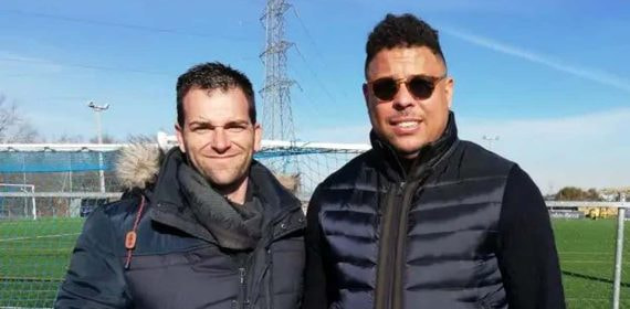 Andrés Pardo posa junto a Ronaldo.