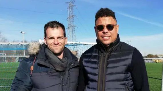 Andrés Pardo posa junto a Ronaldo.
