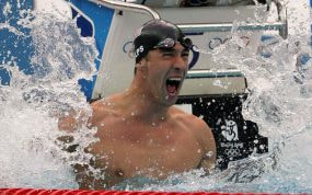 Michael Phelps, después de ganar uno de sus ocho oros en Pekín 2008.
