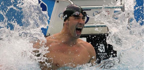 Michael Phelps, después de ganar uno de sus ocho oros en Pekín 2008.